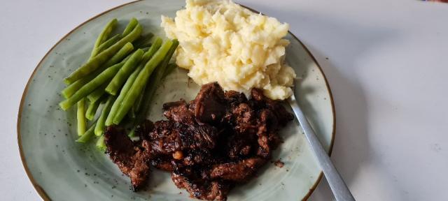 Rindersteakstreifen in Thymiansosse, dazu Kartoffelstampf und Bu | Hochgeladen von: Anni86FFM