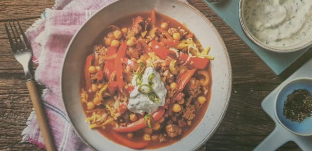 Chili con Carne mit Chorizo, Kichererbsen und Kräuterschmand von | Hochgeladen von: florianpirkner667