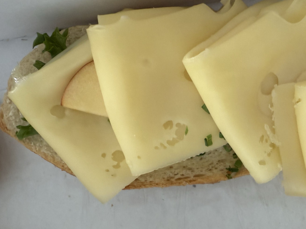 Brötchen mit Großlochkäse von jayW | Hochgeladen von: jayW Brötchen mit Großlochkäse von jayW | Hochgeladen von: jayW