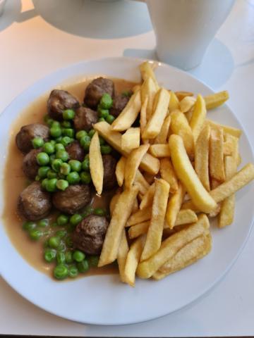 8 Köttbular, Erbsen, Rahmsoße und Pommes Frites von MarkusTJanse | Hochgeladen von: MarkusTJansen