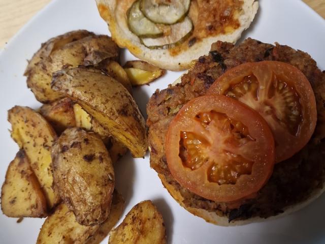 Burger + Wedges, Burger mit Gemüsegarten, Lieferung von Haborym6 | Hochgeladen von: Haborym616