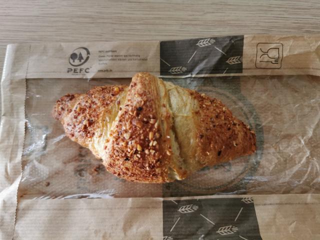 Buttercroissant mit Nuss Nougat Creme by khangn | Uploaded by: khangn