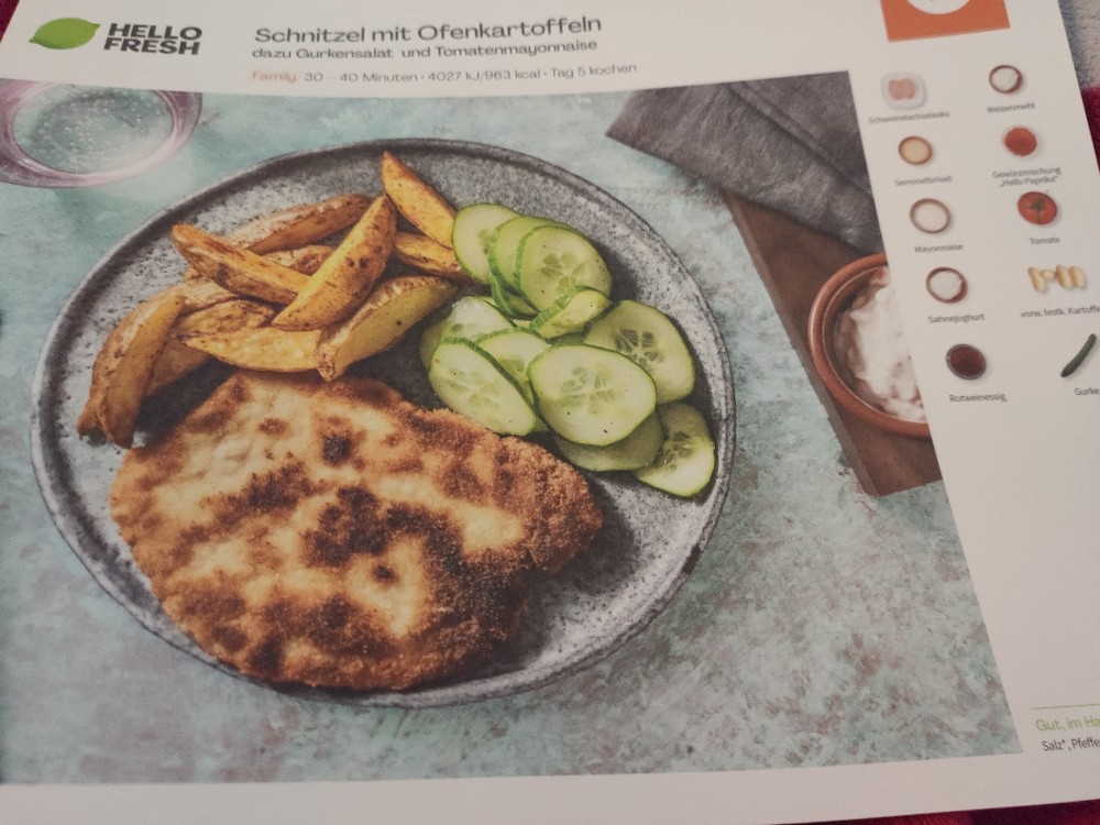 Schnitzel mit Ofenkartoffeln, dazu Gurkensalat und Tomatenmayonn | Hochgeladen von: SonKolLi