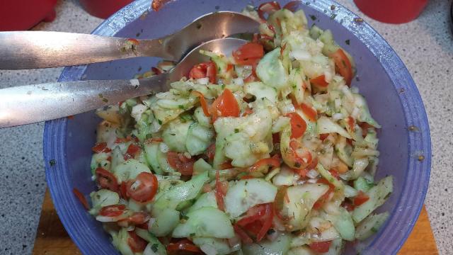 Gurken-, Tomatensalat mit Zwiebel und Lauch, Essig, wenig Öl von | Hochgeladen von: Dreli74