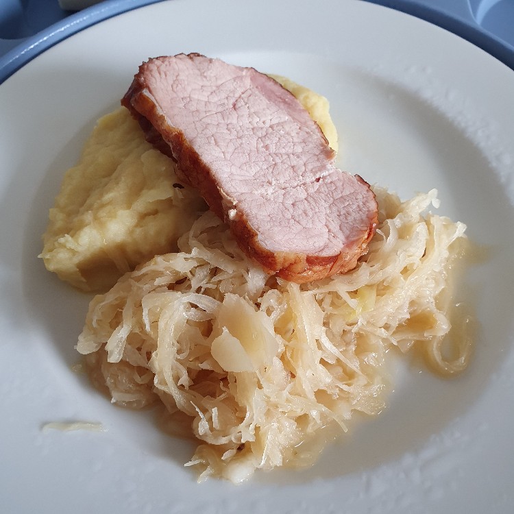 Selbstgemacht, Kasseler mit Sauerkraut und Kartoffelpüree Kalorien ...