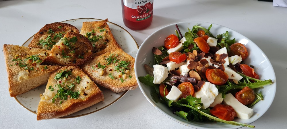 insalata caprese! Salat mit Pane Aglio e Olio von Anni86FFM | Hochgeladen von: Anni86FFM