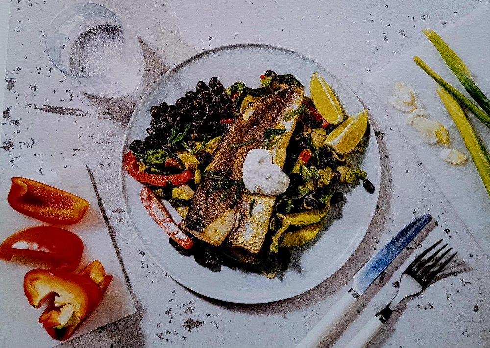 Gebrate Seehecht auf Avocado-Bohnen-Salat, mit Jalapeño-Limetten | Hochgeladen von: Simple Man