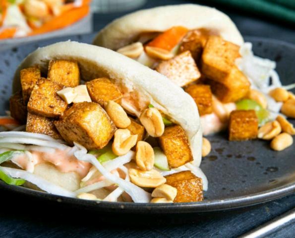 Bao met sticky tofu  
met coleslaw, appel en pindas by pijl | Uploaded by: pijl