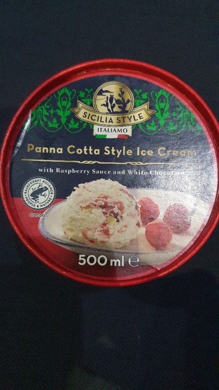 Panna Cotta Style Ice Cream, with Raspberry Sauce and White Choc | Hochgeladen von: Michael175