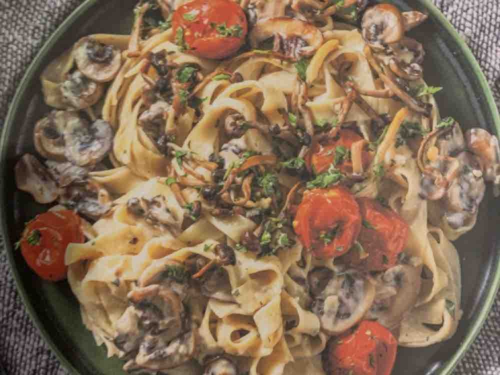 Pasta mit Buchenpilzen und Champignons, dazu geröstete Kirschtom | Hochgeladen von: bergjens