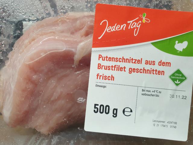 Putenschnitzel, aus dem Brustfilet geschnitten, frisch by fddb.p | Uploaded by: fddb.parol