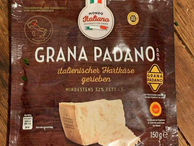 Grand Padano Italinischer Hartkäse gerieben, Parmesan mit mindes | Uploaded by: tarek890