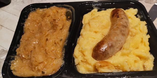 Frische Bratwurst geschmorter Sauerkraut Kartoffelpüree | Hochgeladen von: Rengtengteng