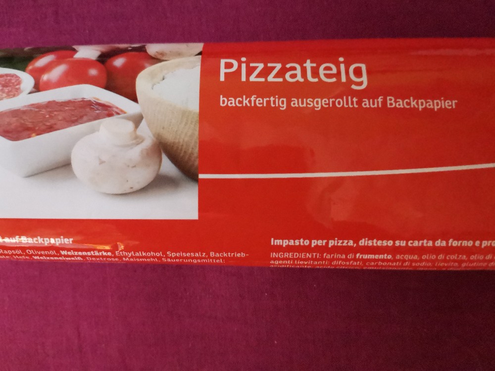 Pizzateig backfertig auf Backpapier von Wtesc | Hochgeladen von: Wtesc
