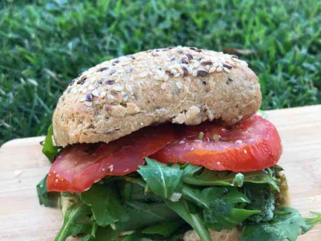 Mehrkornweckerl mit Pesto, Tomate und Rucola von FloraMarie | Hochgeladen von: FloraMarie