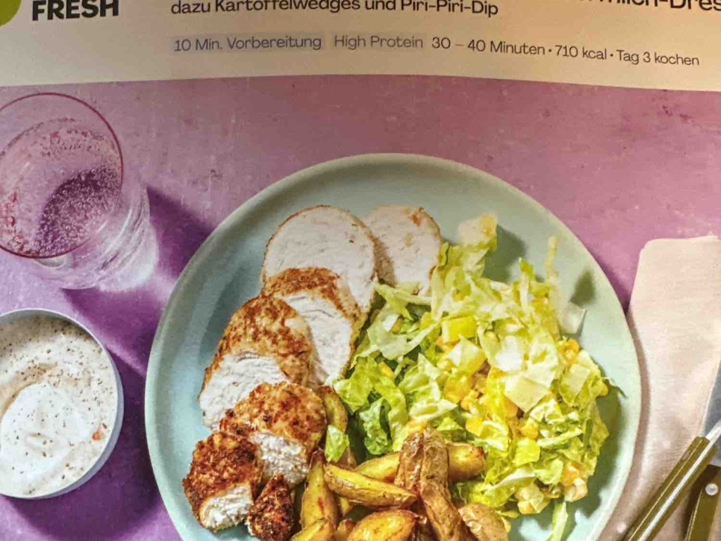 Canjun-Chicken mit Salat, dazu Kartoffelwedges und Piri-Piri-Dip | Hochgeladen von: mcgn