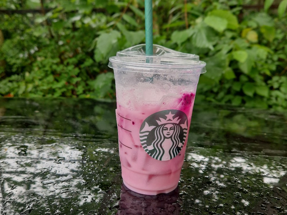 Dragon Coconut Starbucks Refresha, grande von Leon Joel Lange | Hochgeladen von: Leon Joel Lange Dragon Coconut Starbucks Refresha, grande von Leon Joel Lange | Hochgeladen von: Leon Joel Lange