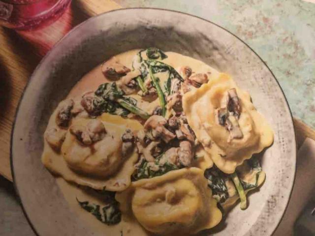 Maxi-Tortelli mit Tomate-Mozzarella-Füllung, in Käse-Spinat-Soße | Hochgeladen von: milo2602