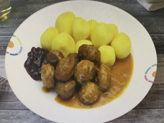 Köttbullar mit Rahmsauce, Preiselbeeren und Salzkartoffeln by sn | Uploaded by: snooze