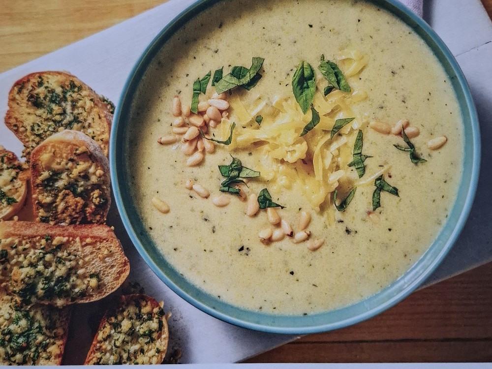 Brokkoli-Kartoffel-Suppe mit Pinienkernen, und käsigem Knoblauch | Hochgeladen von: sa.my_le