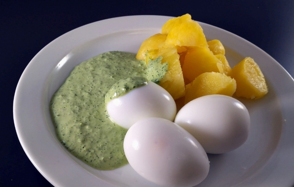 Drei gekochte Eier mit grüner Soße und Kartoffeln von Burbi | Hochgeladen von: Burbi