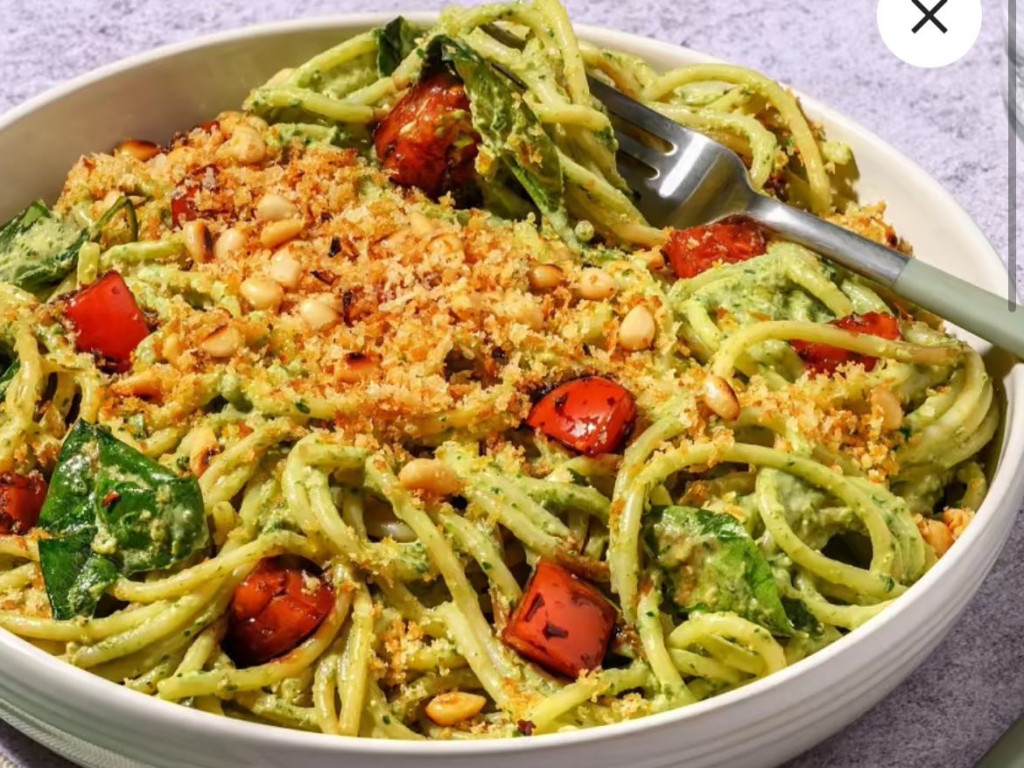 Spaghetti mit Avocado-Basilikum-Pesto, und Pinienkernen-Panko-Cr | Hochgeladen von: clairestw