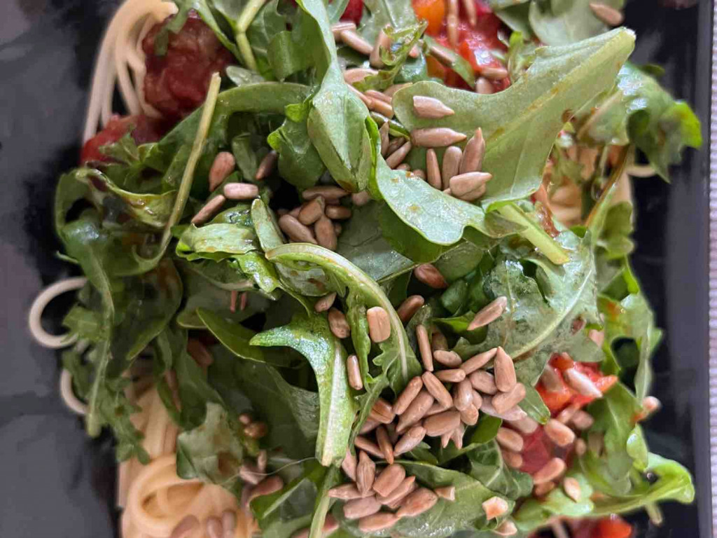Spagetti mit Hackbällchen in Tomatensoße, Ruccola und Sonnenblum | Hochgeladen von: charlotte1703