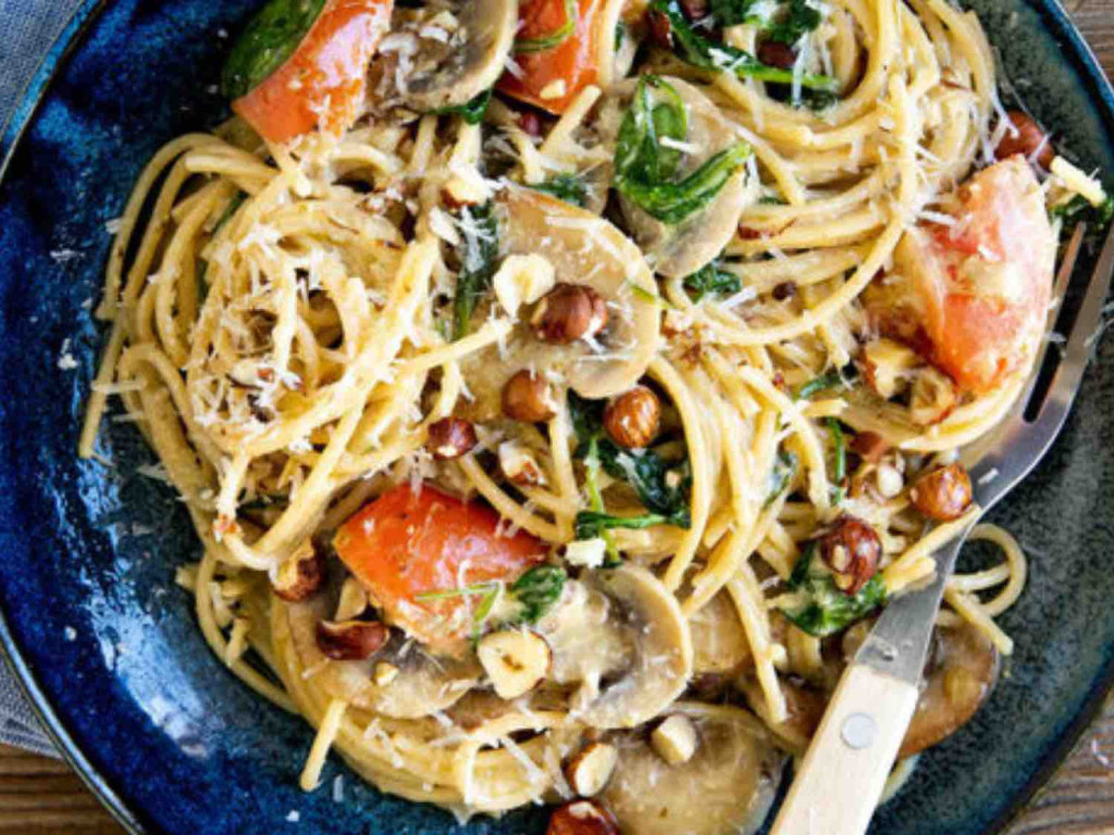 Spaghetti in Basilikum-Nuss-Pesto, mit Champignons und Babyspina | Hochgeladen von: clairestw