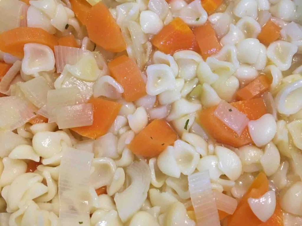 Edeka, Hühnernudelsuppe Klassischer Art, mit Muschelnudeln Kalorien ...