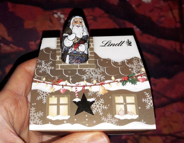 Lindt Haus mit Weihnachtsmann und Kugeln | Hochgeladen von: Siope