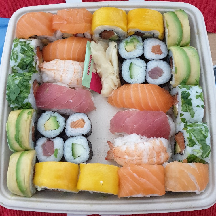 Sushi Frühlingsbox, (6x Nigiri, 8x Maki, 16x California) von Fer | Hochgeladen von: FerrariGirlNr1