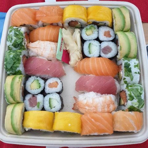Sushi Frühlingsbox, (6x Nigiri, 8x Maki, 16x California) von Fer | Hochgeladen von: FerrariGirlNr1