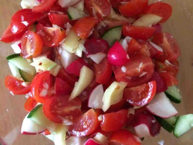 Salat (Tomate,Gurke,Radieschen,Paprika) Dressing von anitalawend | Uploaded by: anitalawender313