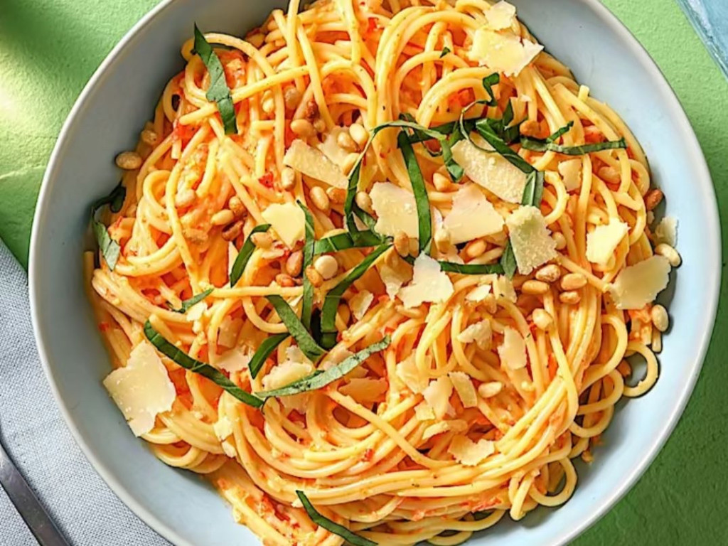 Spaghetti mit Paprikacremesoße, dazu Pinienkern-Topping von clai | Hochgeladen von: clairestw Spaghetti mit Paprikacremesoße, dazu Pinienkern-Topping von clai | Hochgeladen von: clairestw